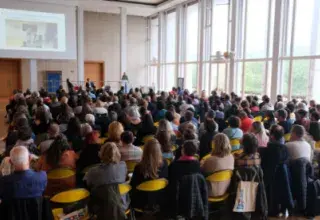 des personnes assises devant un conférencier