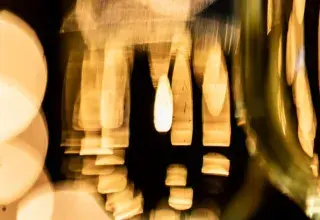 Gros plan des lumières dorées