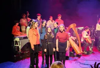 Photos montrant de jeunes choristes en concert sur une scène