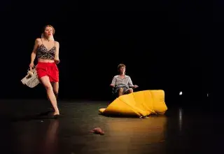 Photo montrant 2 élèves comédiens sur la scène de la Maison du Théâtreâtre