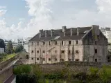 Prison de Pontaniou dans le fond et bâtiment au Lion en arrière plan
