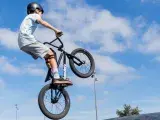 Jeune cycliste en VTT