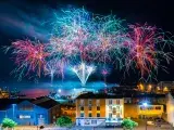 le bouquet final d'un feu d'artifice sur le port de Brest