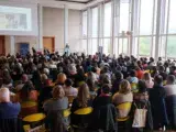 des personnes assises devant un conférencier