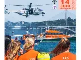 sauveteur en mer devant l'océan avec des bateau de sauvetage et un hélicoptère de sauvetage