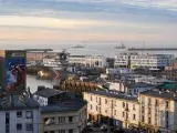 Vue sur les immeubles du port de commerce, le Grand Large, vers la rade