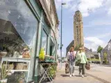 deux femmes devant l'église de Guipavas, à proximité d'une vitrine