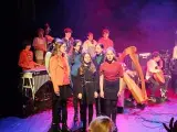 Photos montrant de jeunes choristes en concert sur une scène
