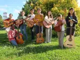 Photo montrant 5 jeunes guitaristes posant en extérieur dans un parc