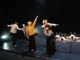 Photo montrant des élèves danseuses et danseurs sur scène