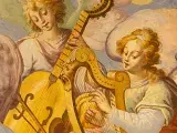 Détail d'un tableau montrant deux jeunes femmes ailées jouant d'un instrument