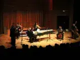 Photo montrant des musiciens jouant sur scène : clavecin, flûte, contrebasse, violoncelle, alto et violon.