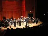Photo montrant des musiciennes et musiciens d'orchestre jouant sur scène.